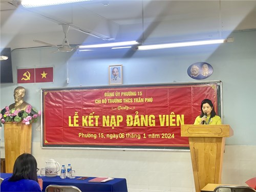 Sáng thứ 7 ngày 06/01/2024 Trường THCS Trần Phú tổ chức lễ kết nạp Đảng viên Cô Nguyễn Thị Thanh Hòa