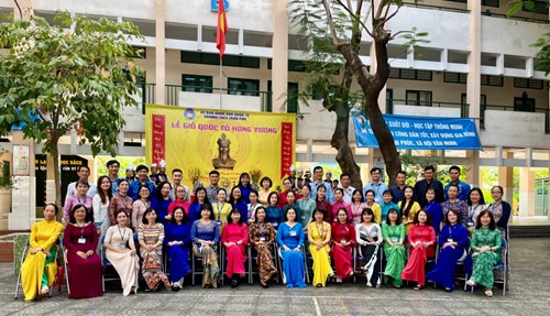 Sáng thứ bảy ngày 13/04/2024 Trường THCS Trần Phú tổ chức  Lễ Giỗ Quốc Tổ Hùng Vương 
DÙ AI ĐI NGƯỢC VỀ XUÔI
NHỚ NGÀY GIỖ TỔ MÙNG MƯỜI THÁNG BA