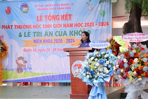LỄ TRI ÂN & TRƯỞNG THÀNH (Niên khóa 2020 - 2024)_Ngày 29.5.2024
Vậy là đã khép lại hành trình 4 năm dưới mái trường Trần Phú của các bạn học sinh khối lớp 9 với một buổi lễ đầy những yêu thương, đầy những cung bậc cảm xúc và đầy những kỷ niệm.
Chỉ ngày mai thôi, các bạn sẽ trở thành cựu học sinh của Trần Phú, các bạn sẽ viết tiếp ước mơ của mình ở một ngôi trường mới. Mong rằng tất cả những kỷ niệm ở Trần Phú (dù là vui hay buồn), những lời dạy bảo của thầy cô, những tiếng cười, những dỗi hờn với bạn bè,... sẽ trở thành một ký ức tươi đẹp mà mỗi khi nhớ về các bạn mỉm cười thật hạnh phúc.
Hy vọng, tất cả các bạn sẽ đậu vào ngôi trường mà mình mong ước. Và mỗi năm, hãy quay về để thăm trường, thăm thầy cô, gặp lại bạn bè,... để có thể cùng nhau lại những điều thật đẹp!