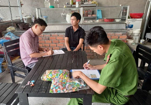 Ăn kẹo không rõ nguồn gốc, nhiều học sinh buồn nôn, tức ngực phải nhập viện