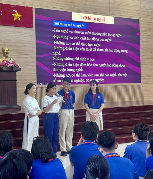 Học sinh khối 9 học tiết Hướng nghiệp chủ đề: Thế giới nghề nghiệp quanh ta và Thông tin về thị trường lao động.