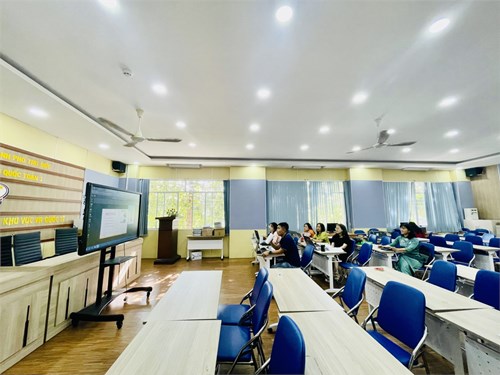 Tổ tiếng Anh tham dự tập huấn lựa chọn sách giáo khoa lớp 9