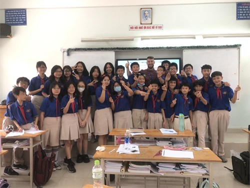 Học sinh trong giờ học với giáo viên nước ngoài