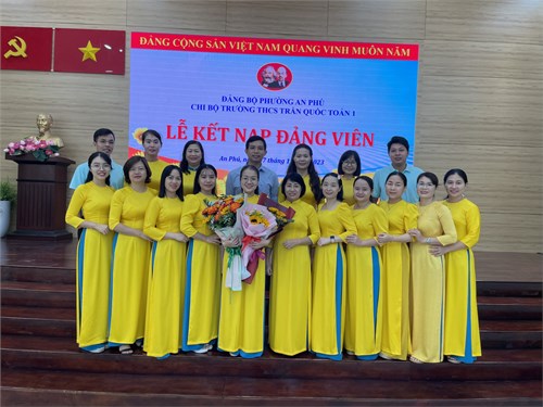 Lễ kết nạp đảng viên mới cho quần chúng ưu tú Nguyễn Thị Khánh Linh.