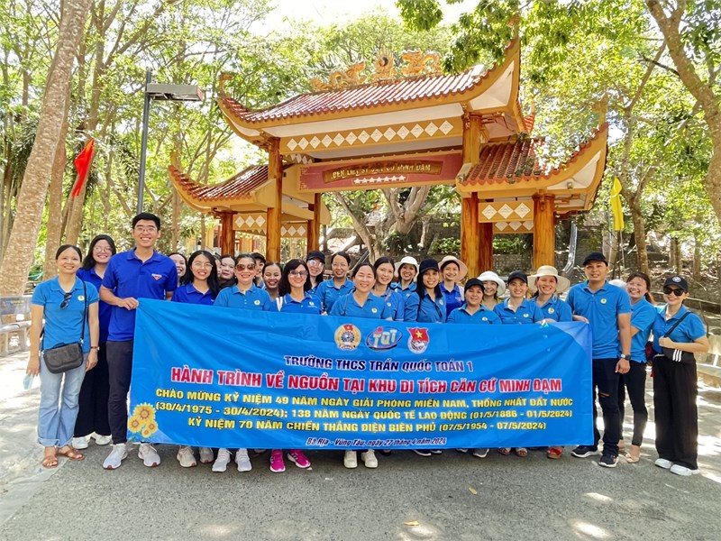 Hoạt động về nguồn chào mừng ngày giải phóng miền nam 30/4/2024