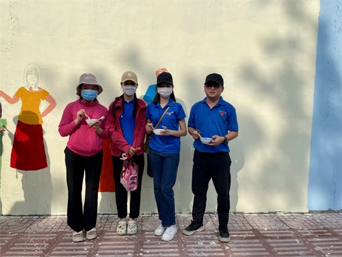 Chi đoàn trường THCS Trần Quốc Toản 1 tham gia cải tạo thực hiện Công trình chào mừng kỷ niệm 50 năm Ngày Giải phóng miền Nam thống nhất đất nước (30/4/1975-30/4/2025)