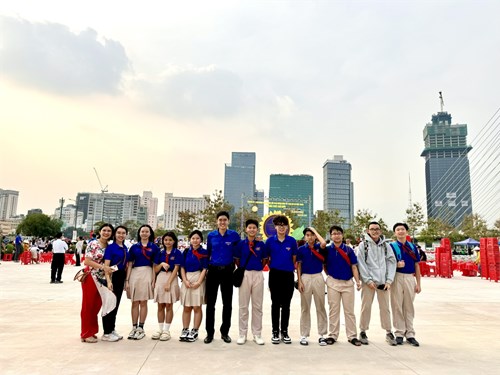 Đoàn viên, giáo viên cùng một số học sinh trường THCS Trần Quốc Toản 1 tham gia Lễ kỷ niệm 03 năm Ngày thành lập TP Thủ Đức tại Công viên Bờ sông Sài Gòn