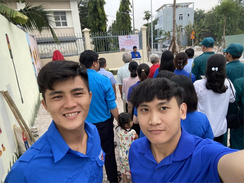 Chi đoàn tham gia Lễ khánh thành tiểu công viên điểm sáng văn hoá và bức tường tranh thiếu nhi tại trước trường Tiểu học An Bình