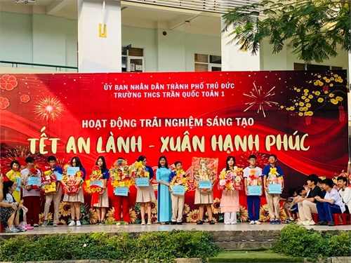 Trao học bổng Khuyến học cho học sinh có hoàn cảnh khó khăn - Xuân Giáp Thìn 2024.