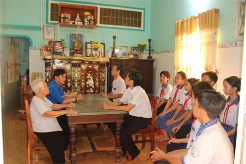 Trường THCS Trung Lập Hạ tổ chức cho học sinh đến thăm nhà Mẹ Việt Nam Anh hùng Nguyễn Thị Cần nhân kỷ niệm 49 năm Ngày giải phóng miền Nam, thống nhất đất nước (30/4/1975 - 30/4/2024)