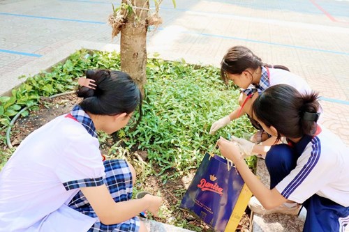  Tuổi nhỏ làm việc nhỏ
Tùy theo sức của mình 