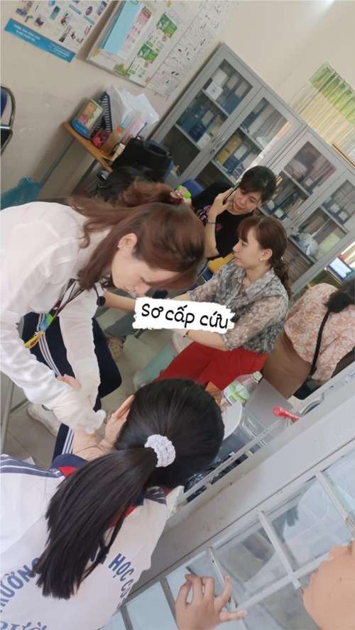 Tập huấn kỹ năng sơ cấp cứu cho các bạn Chỉ huy Đội.