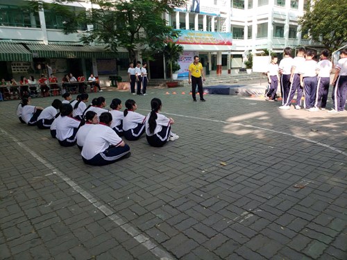 Hình ảnh tiết dạy nghiên cứu bài học_Bài: Kỹ thuật chạy đà kết hợp giậm nhảy (Nhảy cáo kiểu bước qua)_GV thực hiện Châu Minh Trí