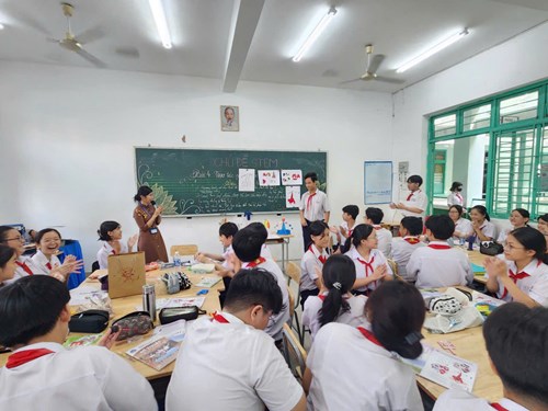 Hình ảnh tiết Chủ đề STEM môn Mĩ thuật 9_Bài minh họa: Tạo tác phẩm theo thể loại điêu khắc cân bằng động. GV thực hiện: Nguyễn Thị Tuyết Mai.