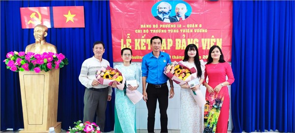 Hình ảnh lễ kết nạp đảng viên: Nguyễn Thị Mộng Nhi, Huỳnh Phạm Thị Bích Ngọc