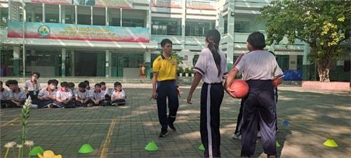 Một số hình ảnh tiết NCBH môn thể dục_Bài dạy minh họa  Các động tác bổ trợ làm quen với bóng _GV thực hiện Nguyễn Tấn Đạt