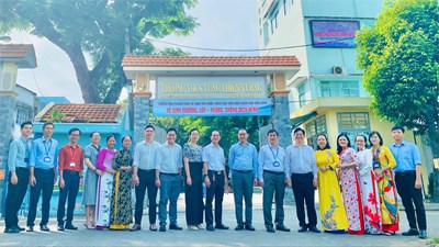 Hình ảnh đoàn đánh giá ngoài Sở giáo dục và đào tạo TPCHM tại trường THCS Tùng Thiện Vương