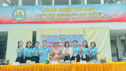 Hình ảnh ngày hội chia sẻ sách  Trao một cuốn sách - Học cách yêu thương 