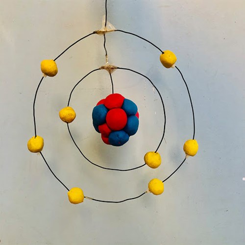 Hóa học 8 - Học sinh tham gia hoạt động trải nghiệm thiết kế mô hình nguyên tử từ một số vật liệu đơn giản