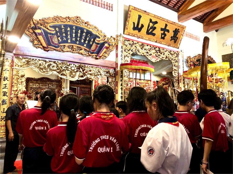 Trường Trung học cơ sở Văn Lang tổ chức chuyến đi thực tế “Hành trình Di sản - Khám phá Đền Đức Thánh Trần và Chùa Vạn Thọ” cho học sinh khối lớp 6, 7, 8, 9.