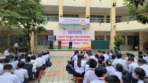 Hoạt động trải nghiệp hướng nghiệp dưới sân cờ Tuần 8 NH 2024 - 2025