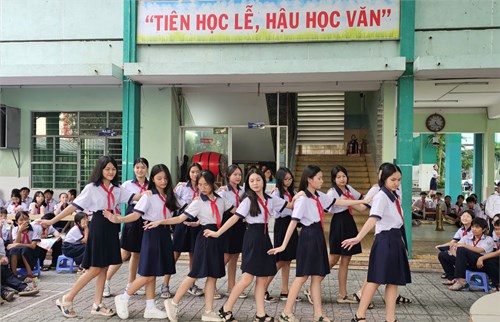 Khen thưởng thi đua tuần và thực hiện tiết HĐ.TNHN chủ đề 1 với nội dung “Trách nhiệm của học sinh”