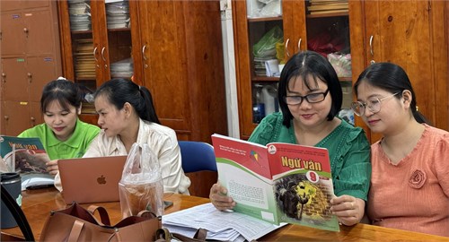 Tổ Ngữ văn họp triển khai nhận xét, đánh giá và bình chọn SGK9!