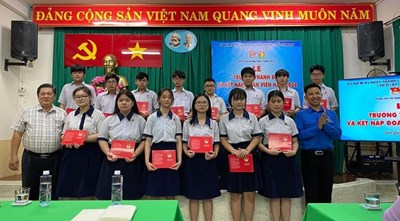 Lễ trưởng thành Đội và kết nạp Đoàn viên cho Học sinh