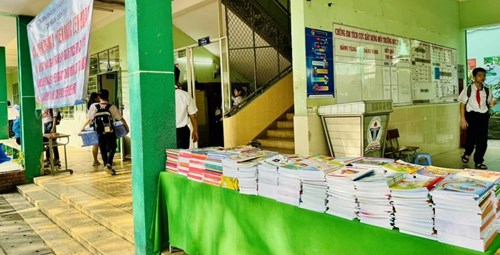 Liên Đội trường THCS Võ Thành Trang thực hiện thu gom tập trắng tặng các bạn học sinh khó khăn tại Củ Chi và Cần Giờ