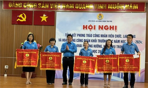 Chúc mừng Công đoàn cơ sở trường THCS Võ Thành Trang được nhận Cờ thi đua của LĐLĐ thành phố