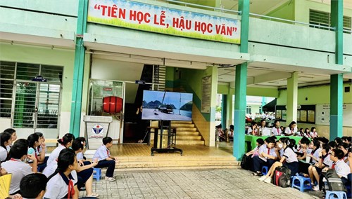 Học sinh trường THCS Võ Thành Trang quyên góp ủng hộ đồng bào bị lũ lụt sau bão Yagi ở miền Bắc