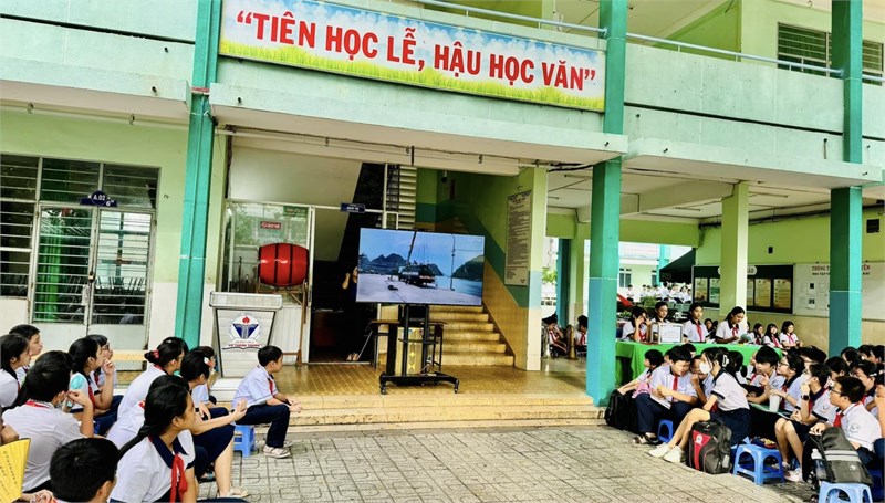 Học sinh trường THCS Võ Thành Trang quyên góp ủng hộ đồng bào bị lũ lụt sau bão Yagi ở miền Bắc