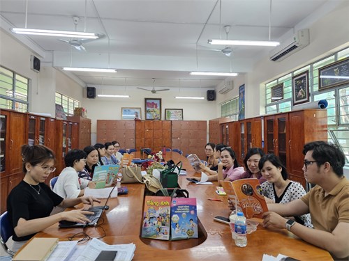 Tổ Anh Văn họp triển khai, nhận xét và chọn SGK 9 NH 2024-202