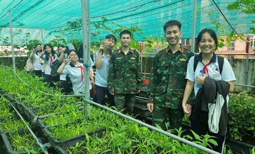 “ một ngày làm chiến sĩ”- hành trình hun đúc bản lĩnh