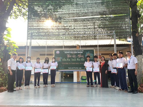 Trao học bổng cho học sinh hiếu học