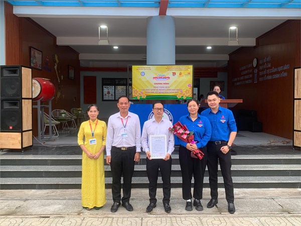 Trường TH–THCS Tạ Uyên phối hợp Phòng Quản lý Chất lượng Liên hiệp Hợp tác xã Sài Gòn Co.op trao quà Tết cho học sinh có hoàn cảnh khó khăn