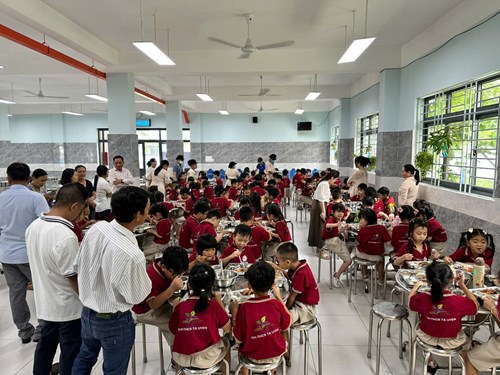 Ban đại diện cha mẹ học sinh kiểm tra bán trú và cùng dùng cơm với học sinh