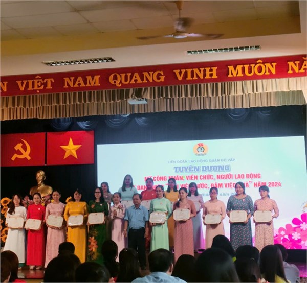 Chúc mừng cô Nguyễn Ngọc Phương Thùy và cô Vũ Thị Huyền Trang nhận giấy khen  Giỏi việc nước, đảm việc nhà  năm 2024 cấp Quận.