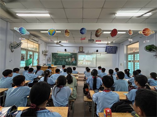 Sinh hoạt chủ điểm:  Em yêu Thành Phố của em .