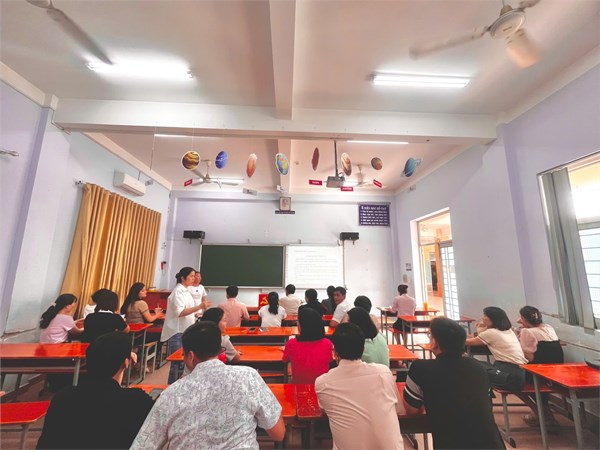 Chiều thứ 3, ngày 26/8/2025. Trường THCS An Nhơn tổ chức lấy ý kiến đóng góp Bổ nhiệm lại cán bộ quản lý đối với Ông Phạm Dương Hoàng Dũng - Bí thư/Hiệu trưởng.
Dự và chủ trì hội nghị có các Đồng chí Nguyễn Thị Ngọc Quỳnh - Đảng ủy viên/Trưởng Phòng Văn hóa-Xã hội; Đồng chí Nguyễn Thị Cường - Ủy viên Ủy ban Kiểm tra Đảng ủy phường; Đồng chí Nguyễn Trần Kiên - Chuyên viên Ban Xây dựng Đảng phường và Đồng chí Nguyễn Thị Ngọc Trâm - Chuyên viên Phòng Văn hóa-Xã hội phường làm thư ký.
Tham dự hội nghị lấy ý kiến đóng góp (Cán bộ chủ chốt và Chi bộ) có các đồng chí trong Ban Giám hiệu, Cấp ủy chi bộ, Chủ tịch công đoàn, Bí thư chi đoàn, Đảng viên chi bộ, Tổ trưởng chuyên môn, tổ phó chuyên môn.