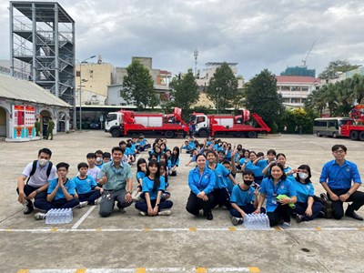 Học sinh Trường THCS Bàn Cờ hào hứng tham gia trải nghiệm tại Trung tâm giáo dục cộng đồng về Phòng cháy chữa cháy và cứu nạn cứu hộ TPHCM