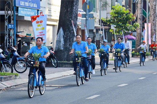 Công đoàn viên trường thcs bàn cờ tích cực tham gia hoạt động chào mừng ngày hội thành lập phường bàn cờ