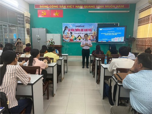 Cán bộ, giáo viên và nhân viên hai trường THCS Bàn Cờ và THCS Kiến Thiết cùng tham gia chuyên đề bồi dưỡng: “Xây dựng trường học hạnh phúc trong bối cảnh mới”