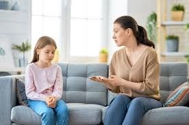 Làm sao để con chịu mở lòng tâm sự với cha mẹ?