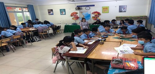 Lớp 7.1 trong tiết học trải nghiệm tham gia các hoạt động vì cộng đồng