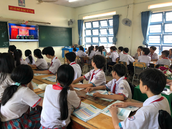 Lớp 8.11 trong tiết học trải nghiệm truyền thông phòng tránh thiên tai