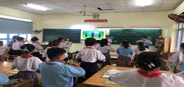 Lớp 6.12 trong tiết học trải nghiệm giữ gìn cảnh quan thiên nhiên