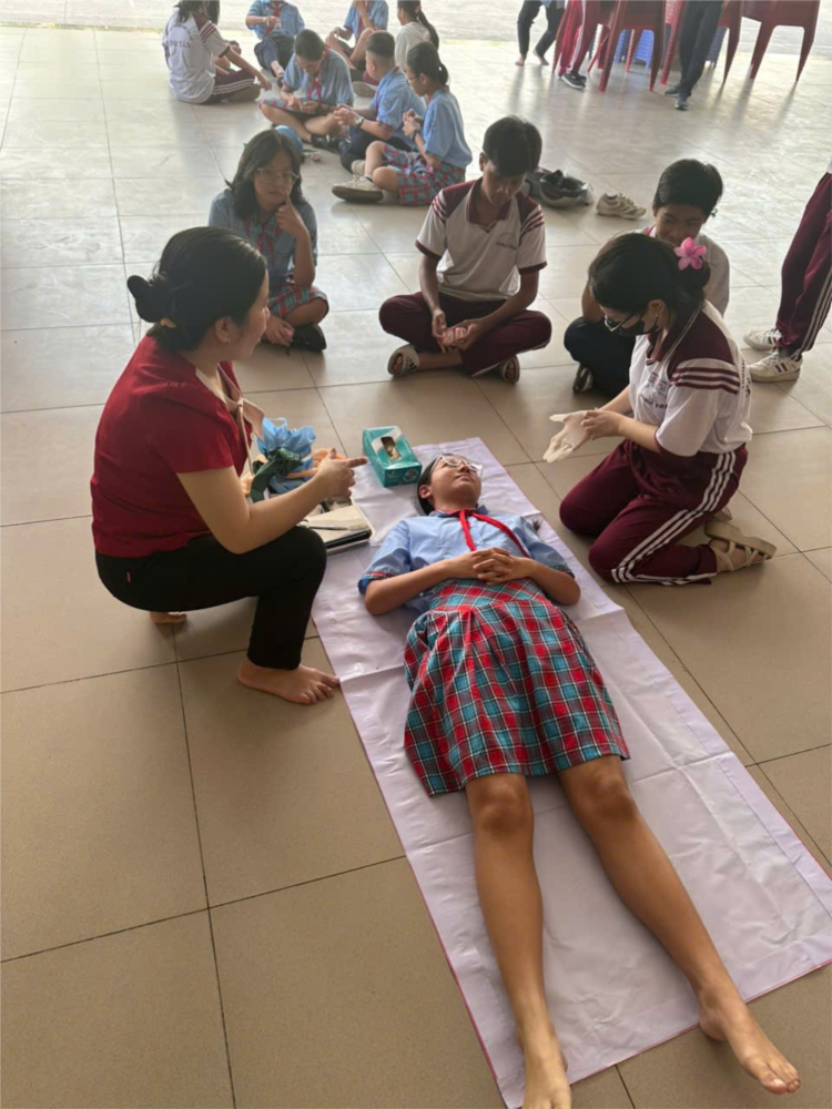 Học sinh tập huấn công tác sơ cấp cứu năm học 2024-2025