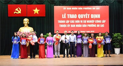 Lễ trao quyết định thành lập các đơn vị sự nghiệp công lập và quyết định bổ nhiệm viên chức lãnh đạo, quản lý đối với các đơn vị sự nghiệp công lập thuộc ubnd phường an lạc