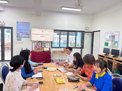 Trường THCS Cách Mạng Tháng Tám tham gia lớp bồi dưỡng lý luận chính trị hè năm 2025